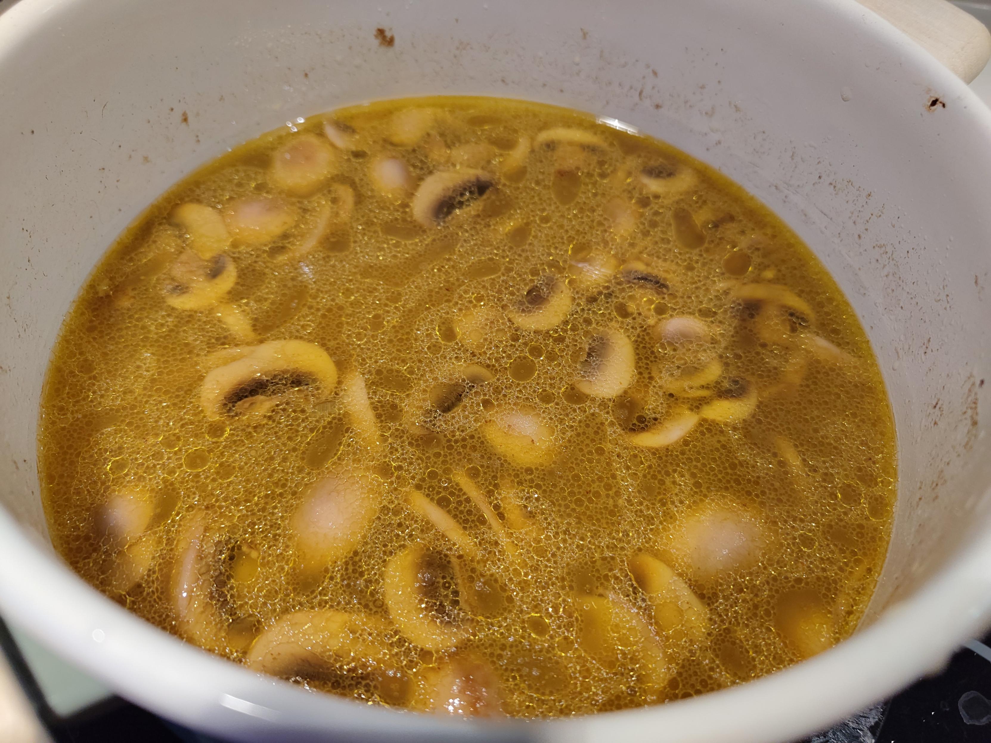 button_mushrooms_in_stock